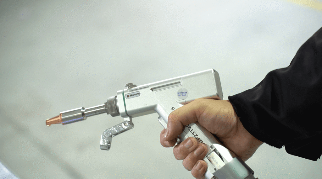 La antorcha de soldadura láser inteligente SUP21T ultraligera de 0.7 kg reduce el esfuerzo del operador.
