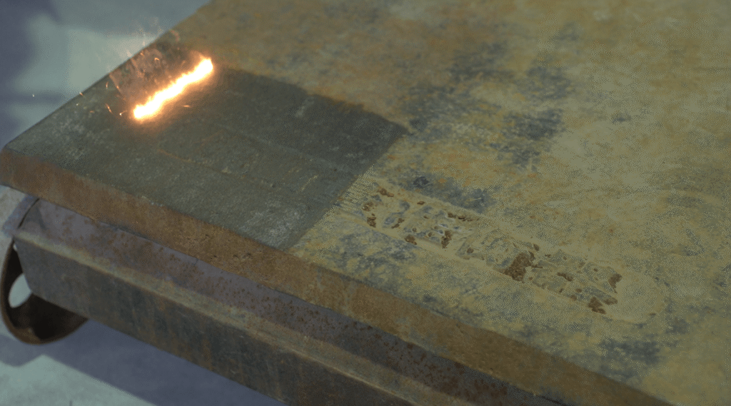 Industrielle Laser-Rostentfernung an schwerem Stahl
