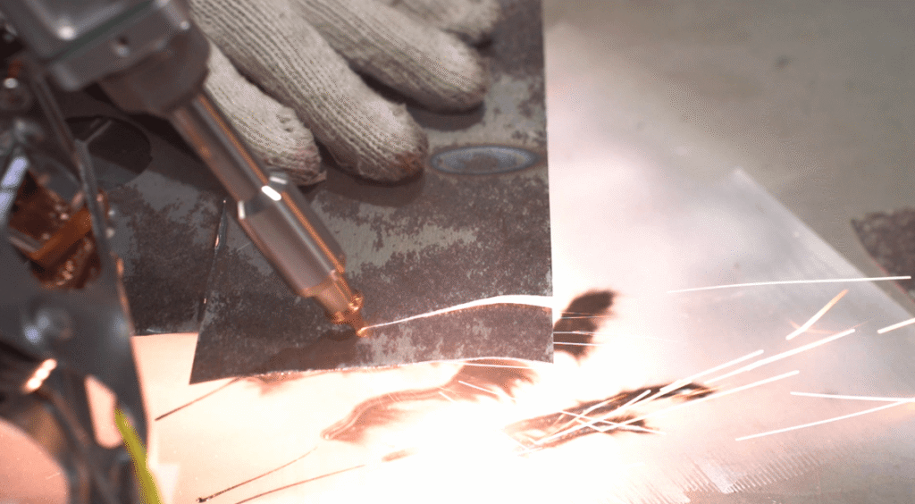 Handgeführtes Laserschneiden von Blechen.