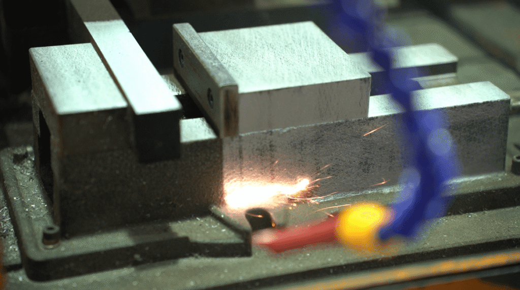 Präzisionslaserreinigung am Metallformblock