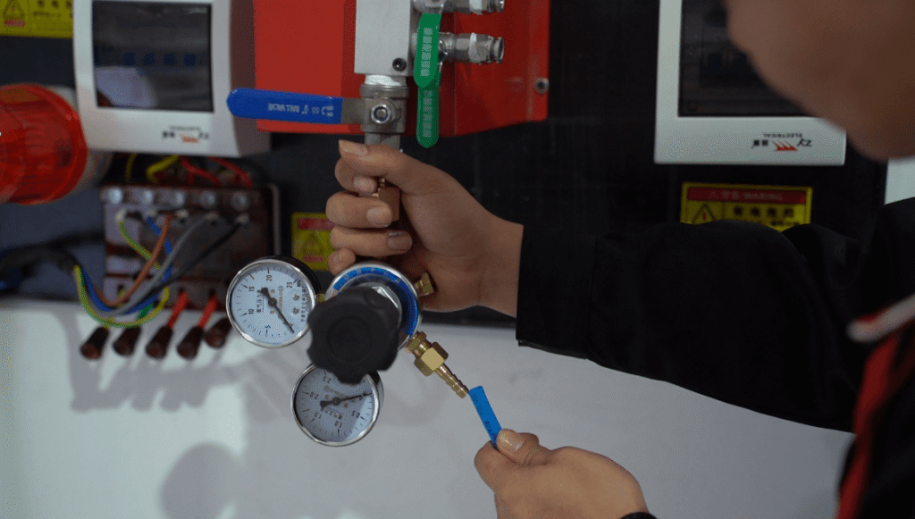 Air-cooled pulsed laser cleaner