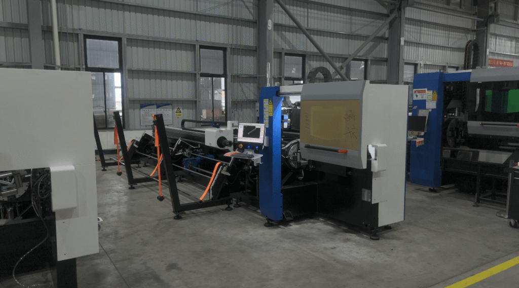 Werkstatt-Laserschneidmaschine mit Bedienerstation
