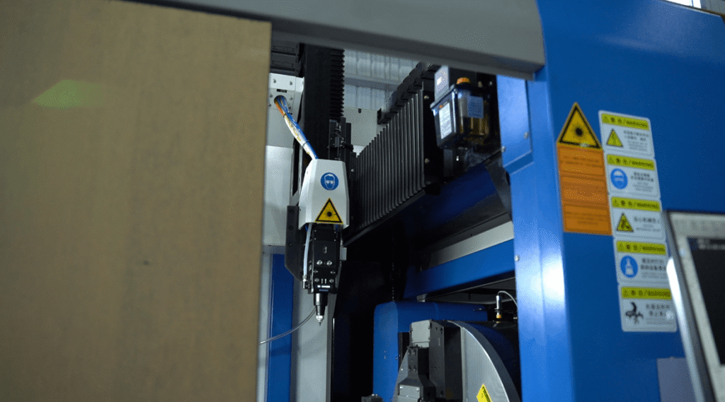 Internal cutting head of laser cutter