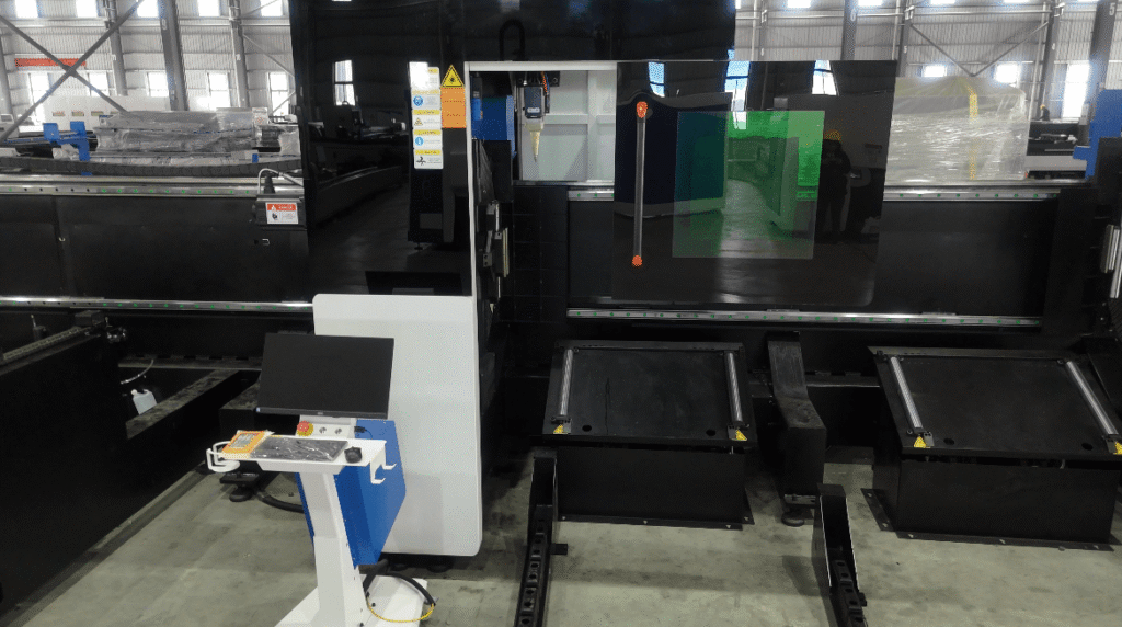 Baison laser pipe cutting machine control station and work area
