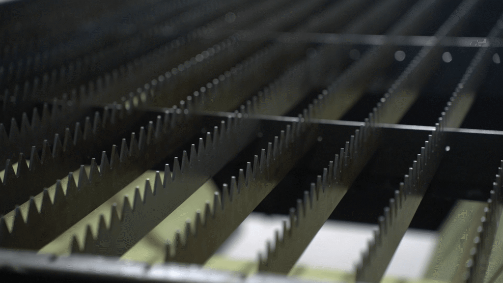Fiber laser cutter slat bed