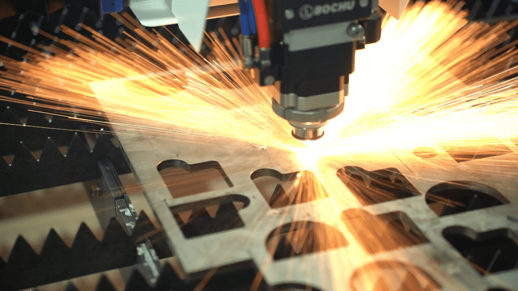 High-speed fiber laser cutting operation
