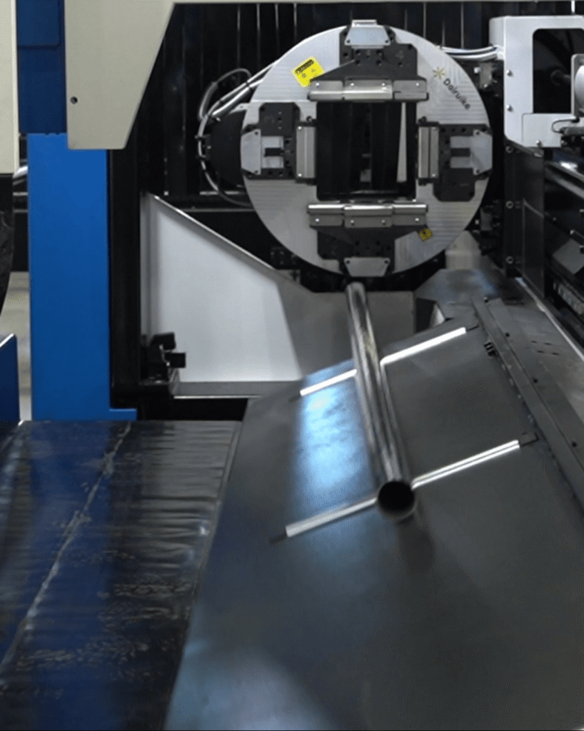 Side-mounted bed structure and automatic unloading ramp of Baison G24C tube laser