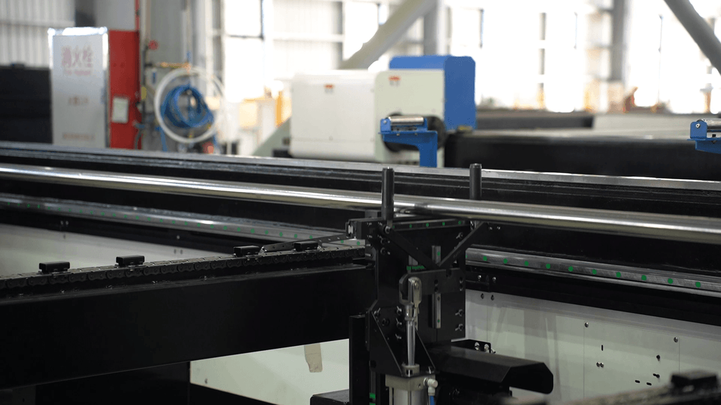 Servo-following support system holding long steel pipe on tube laser cutting machine